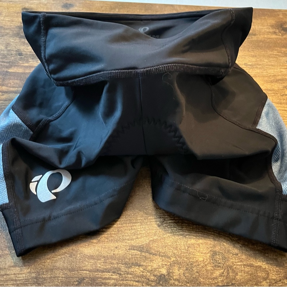 Women’s bike shorts EUC. Pearl Izumi brand, size small.